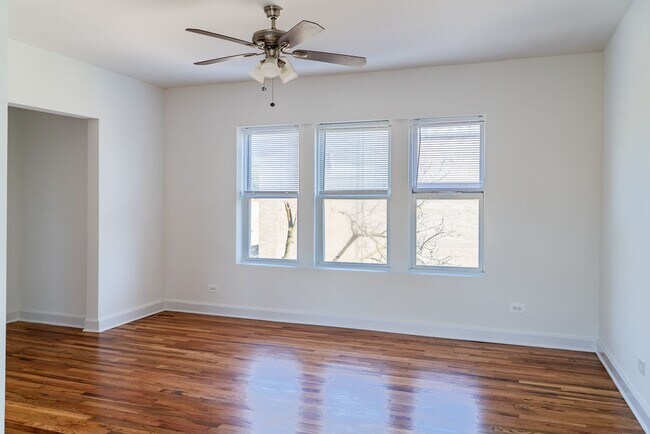Building Photo - Albany Park - 2 Bed / 1 Bath - Dog Friendly!