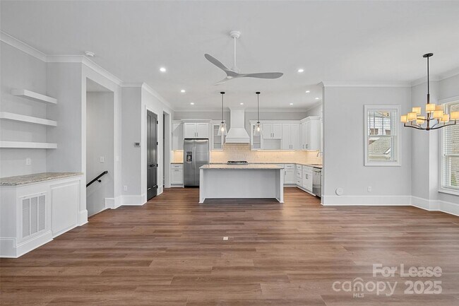 Building Photo - 805 Naples Dr