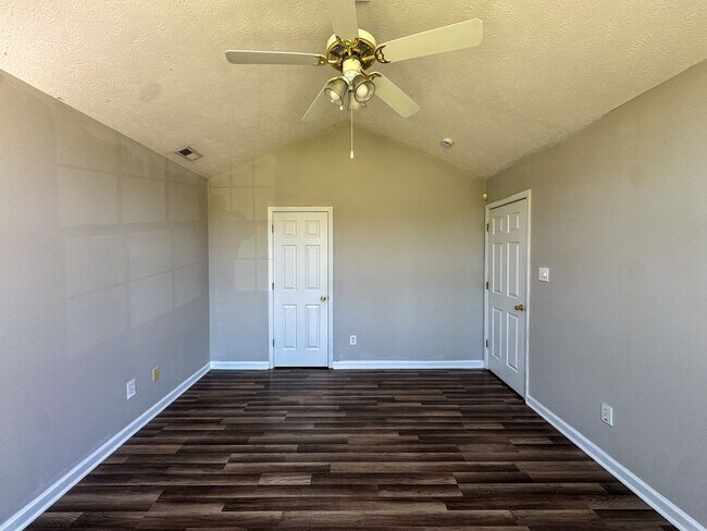 Building Photo - Charming 3 Bed 2 Bath Plus Bonus Room in Raeford