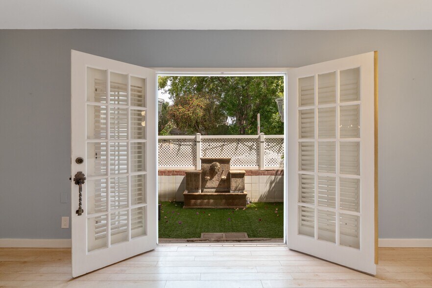 Building Photo - 639 Bay St