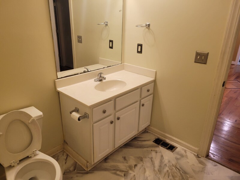 Building Photo - 3675 W Pointe Dr