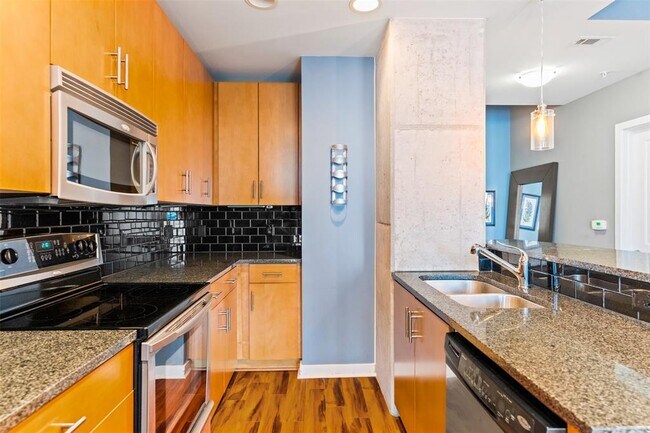 Building Photo - 360 Nueces St