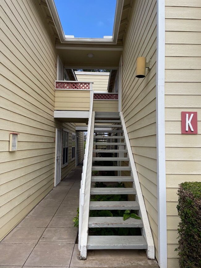 Building Photo - Bello, Erik