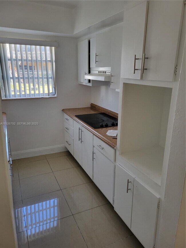 Building Photo - 11935 NE 19th Dr