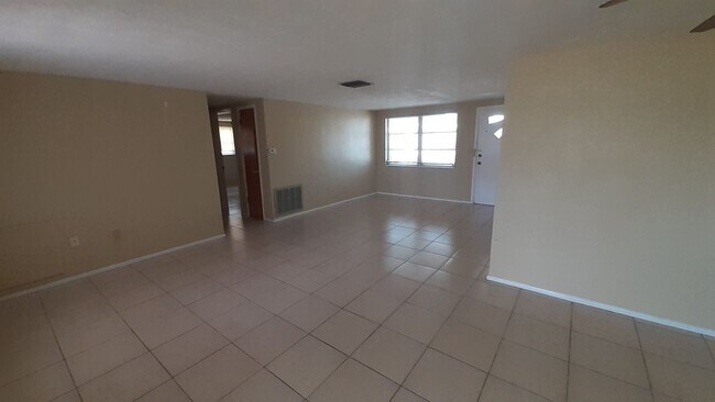 Building Photo - 2/1.5/1 1000 Sq. Ft. Spacious living room, Lanai, fenced in yard, and tile floors thoughout!