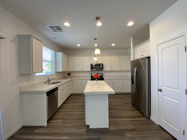 Building Photo - 2212 Stone Well Rd