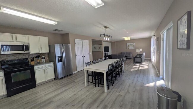 Building Photo - 341 Aster Dr