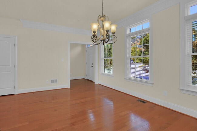 Building Photo - Luxury Living in Meadowvale – 4BR/3.5BA Duplex with Over 2,800 Sq Ft