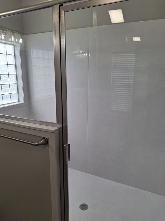 Building Photo - Recenlty Remoduled 3 bedroom 2 Bath