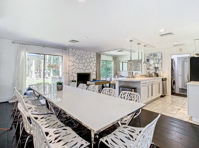 Building Photo - 5700 Saddlebrook Way