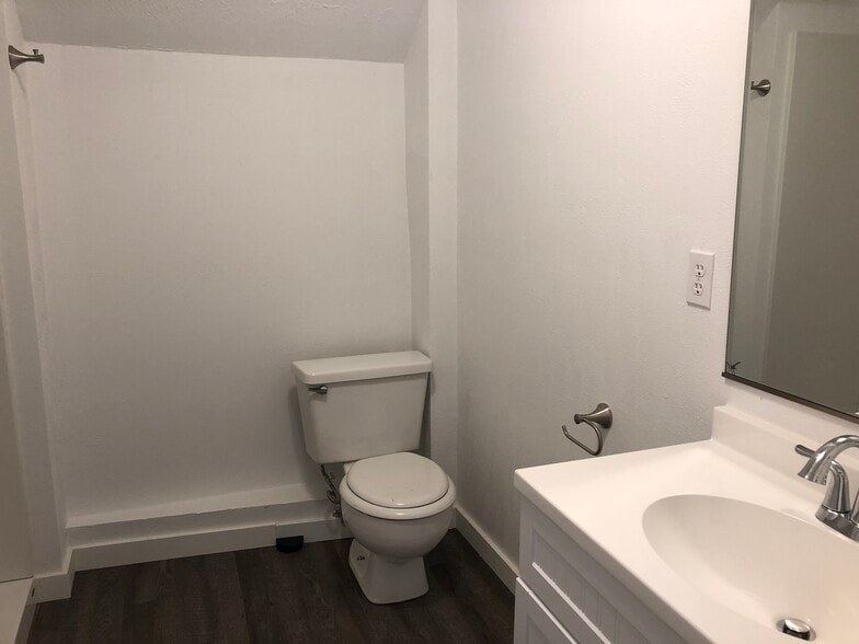 Building Photo - 125 NE Whitman St