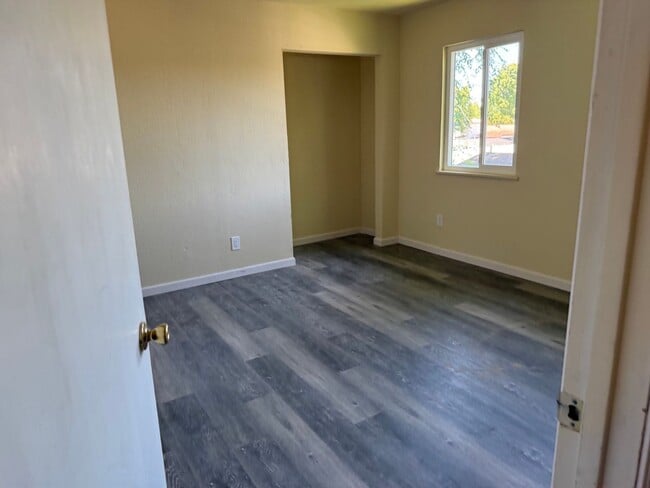 Building Photo - VACANT DOWNTOWN APARTMENT REDONE TO THE 10...