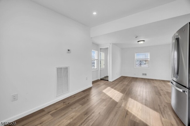 Building Photo - 724 E Scott Ave