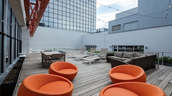 Building Photo - 1016 Elm St