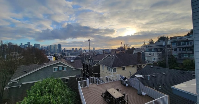 Building Photo - Newer end unit 2 bed 2 bath townhome w/ amazing views