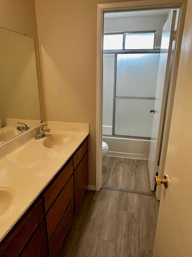 Building Photo - 4 bedroom 3 bathroom in Tracy