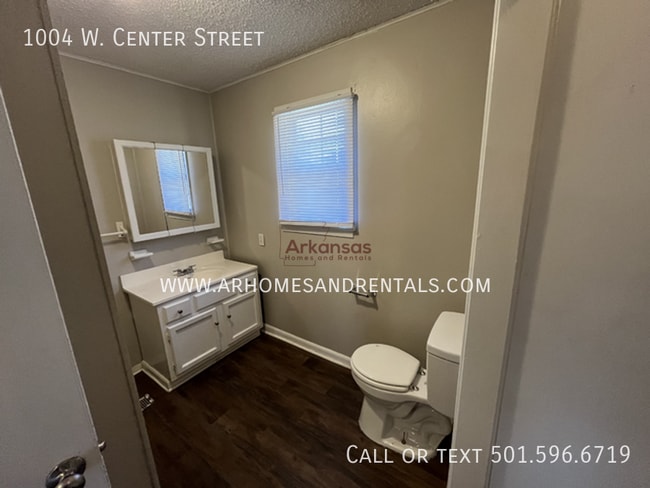 Building Photo - 1004 W Center St