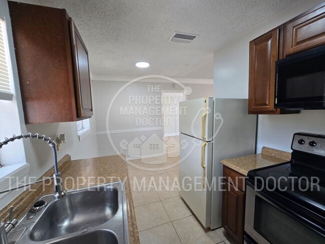 Building Photo - Spacious 4BR Tampa Home | Huge Fenced Backyard & Fresh Updates Throughout