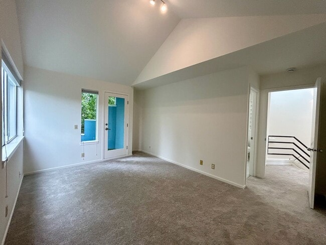 Building Photo - Capitol Hill Townhouse