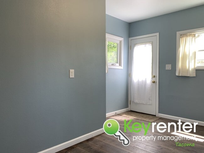 Building Photo - Recently Remodeled 3bd/1.5Bath Tacoma House!