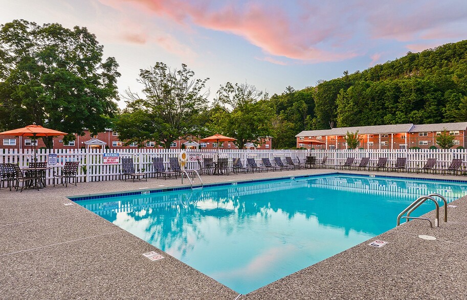 The Cliffside Pool - Cliffside Apartments