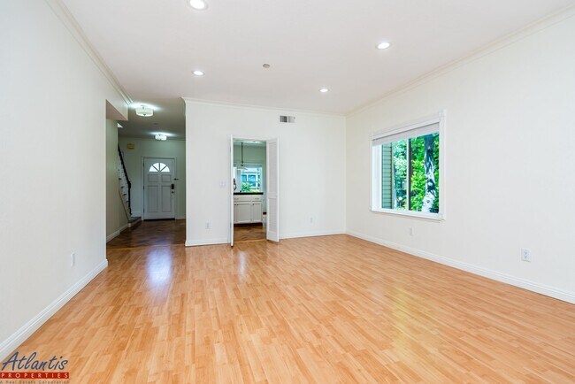 Building Photo - Beautiful Townhouse | Desirable Location