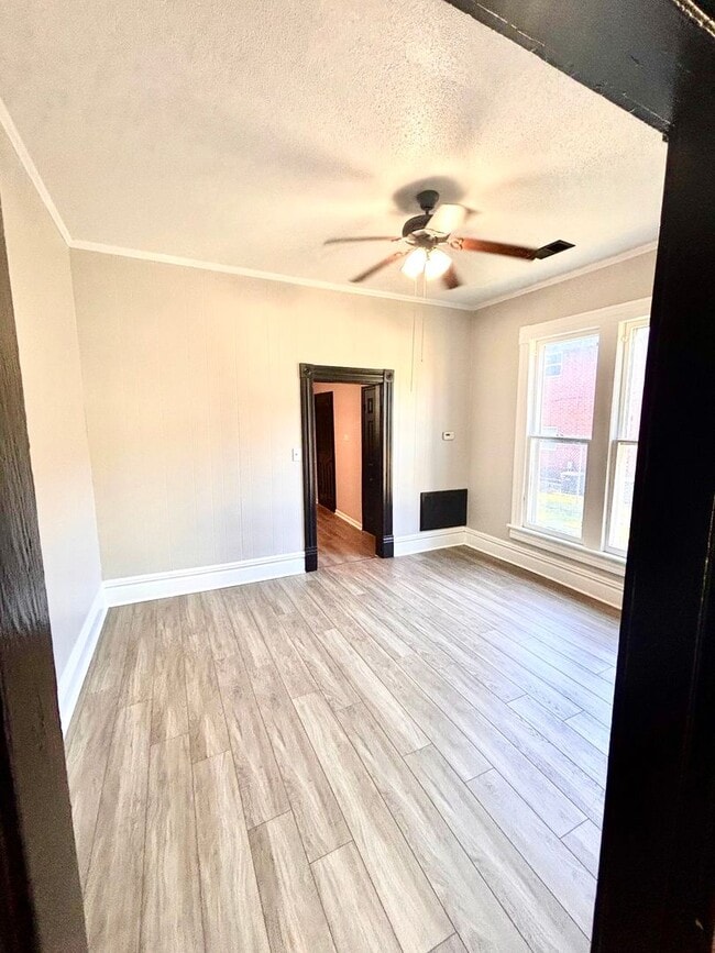 Building Photo - 833 W Oak- Move in ready!