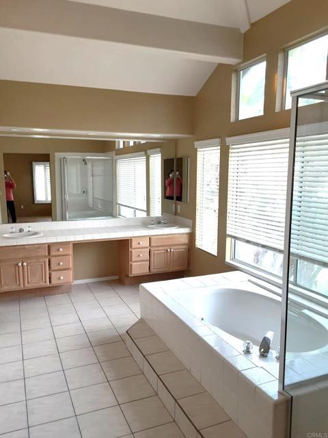 Building Photo - 586 Parkside Dr