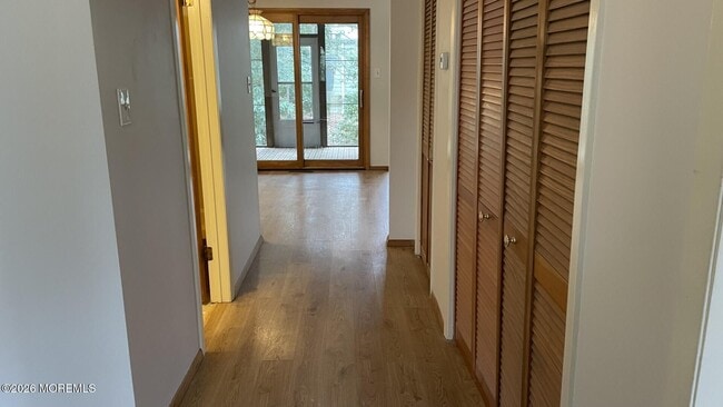 Building Photo - 151 Middle Holly Ln