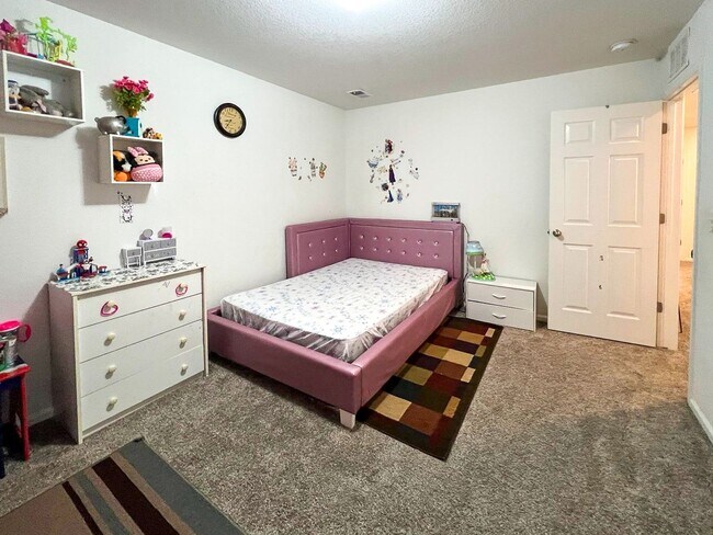 Building Photo - Stonegate 4bd 3ba 2,265sq.ft. - built in 2019 - FOR RENT!