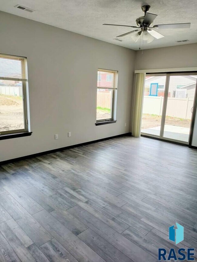 Building Photo - 9402 W Dolores Dr