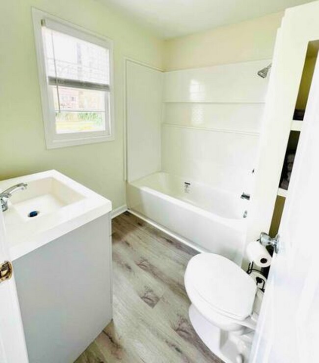 Full bathroom - 779 McLendon Dr