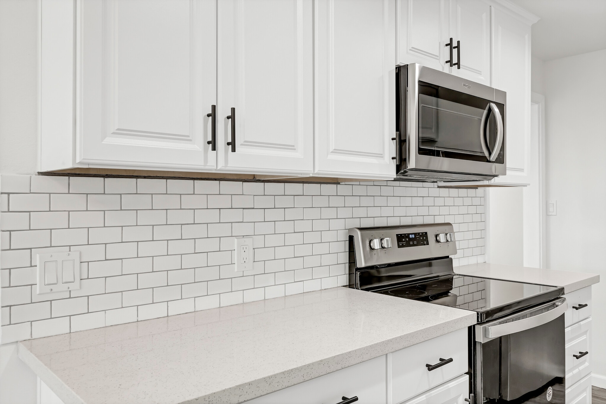 Building Photo - 10607 Des Moines Memorial Dr S