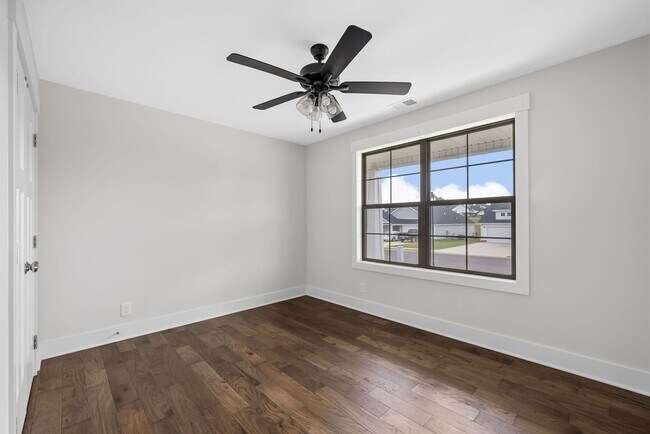 Building Photo - Modern Ranch Rental Near Rossview!