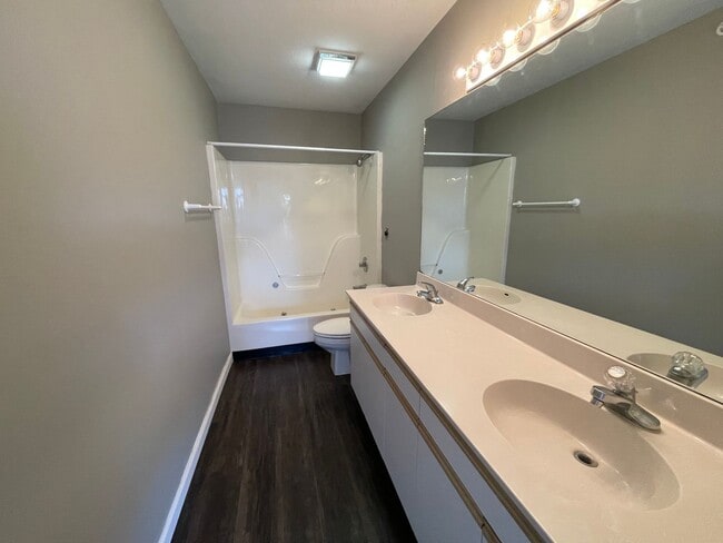 Building Photo - 2 bedroom 2 bath Apartment for Rent in Branson, Missouri -  Walk IN
