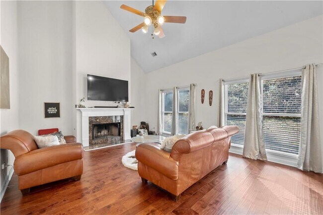 Building Photo - 3010 Lakeside Ct