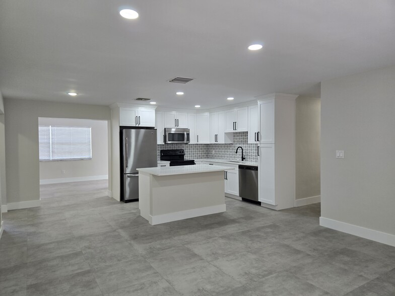 Kitchen - 266 W Shadyside Cir