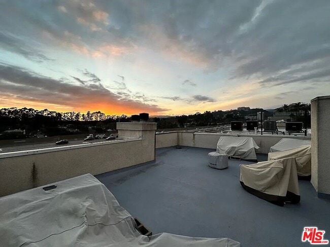 Building Photo - 390 S Sepulveda Blvd