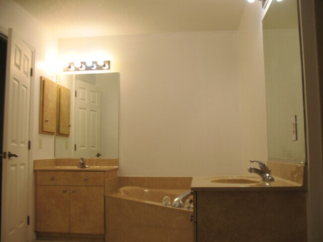 Building Photo - GREAT LOCATION! Four bedrooms, 3 Baths, Family Room