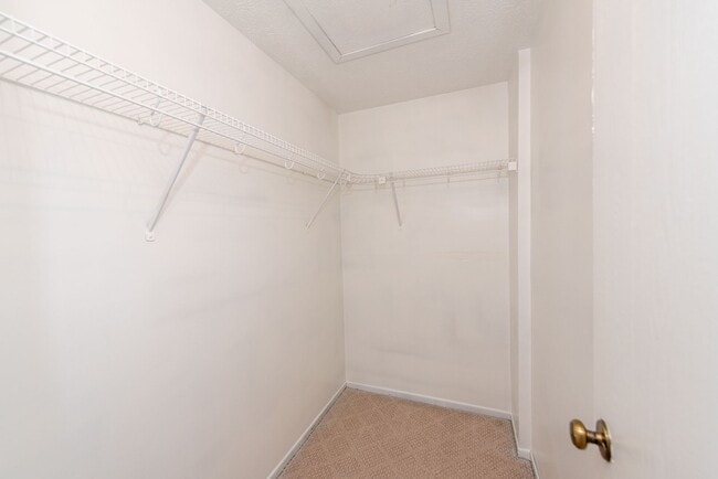 Building Photo - 2 Bedroom Condo Available