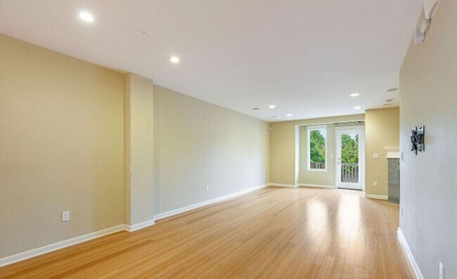 Building Photo - Energy-efficient townhome in the desirable community of Crown Hill is ready to be loved!