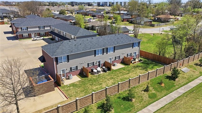 Building Photo - 2300 SE Jayel Terrace