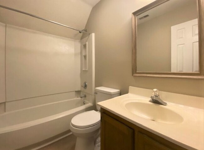 Building Photo - 3 bed, 2 bath 1 1/2 story - East Charlotte...