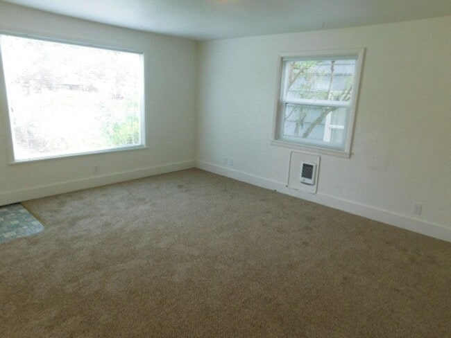 Building Photo - 3Bd/1.5Ba Two Story House - Available to View!