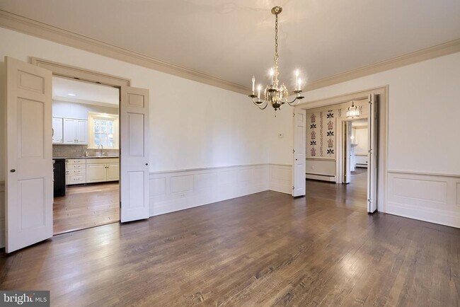 Building Photo - 226 E Caracas Ave