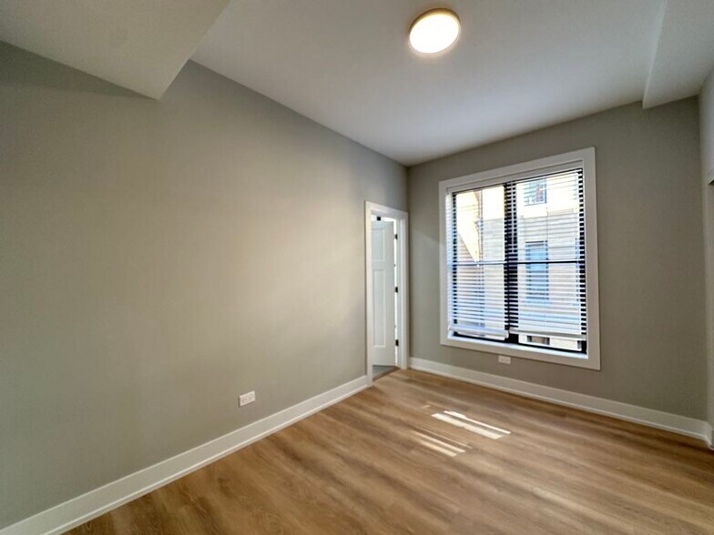 Building Photo - 443 W Belden Ave