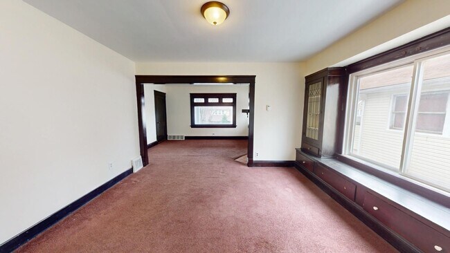 Building Photo - 2 bedroom/1 bath (upper unit)- 1ST MONTH FREE IF LEASE SIGNED BY 10/15