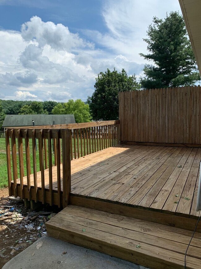 Building Photo - 3 Bedroom 2.5 Bath Duplex