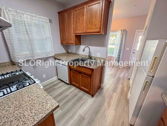 Building Photo - AVAILABLE NOW - Charming Atascadero Home - 2 Bed / 1 Bath