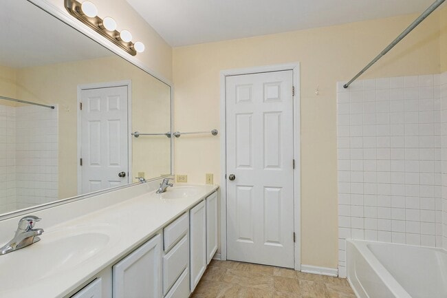 Building Photo - 1684 College Green Dr